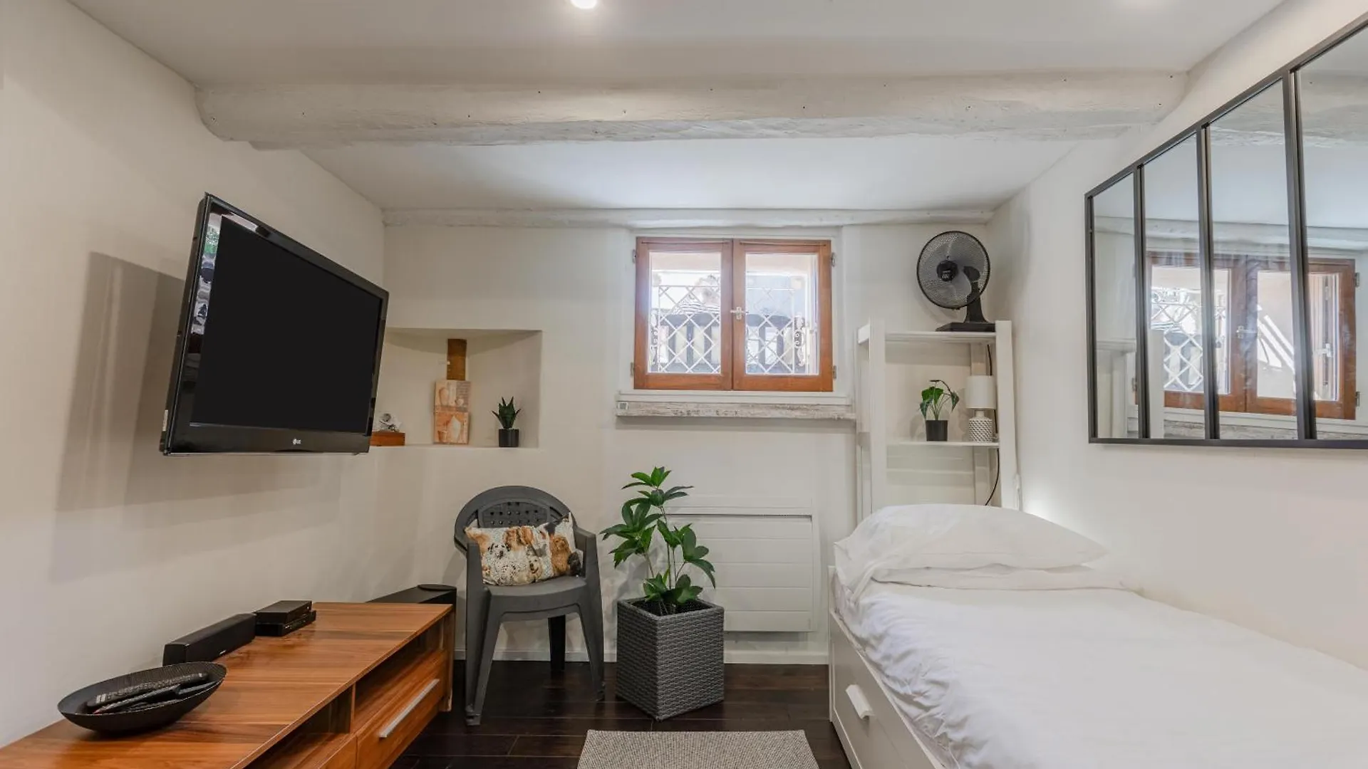 Apartment Appart En Plein Centre De Frejus France