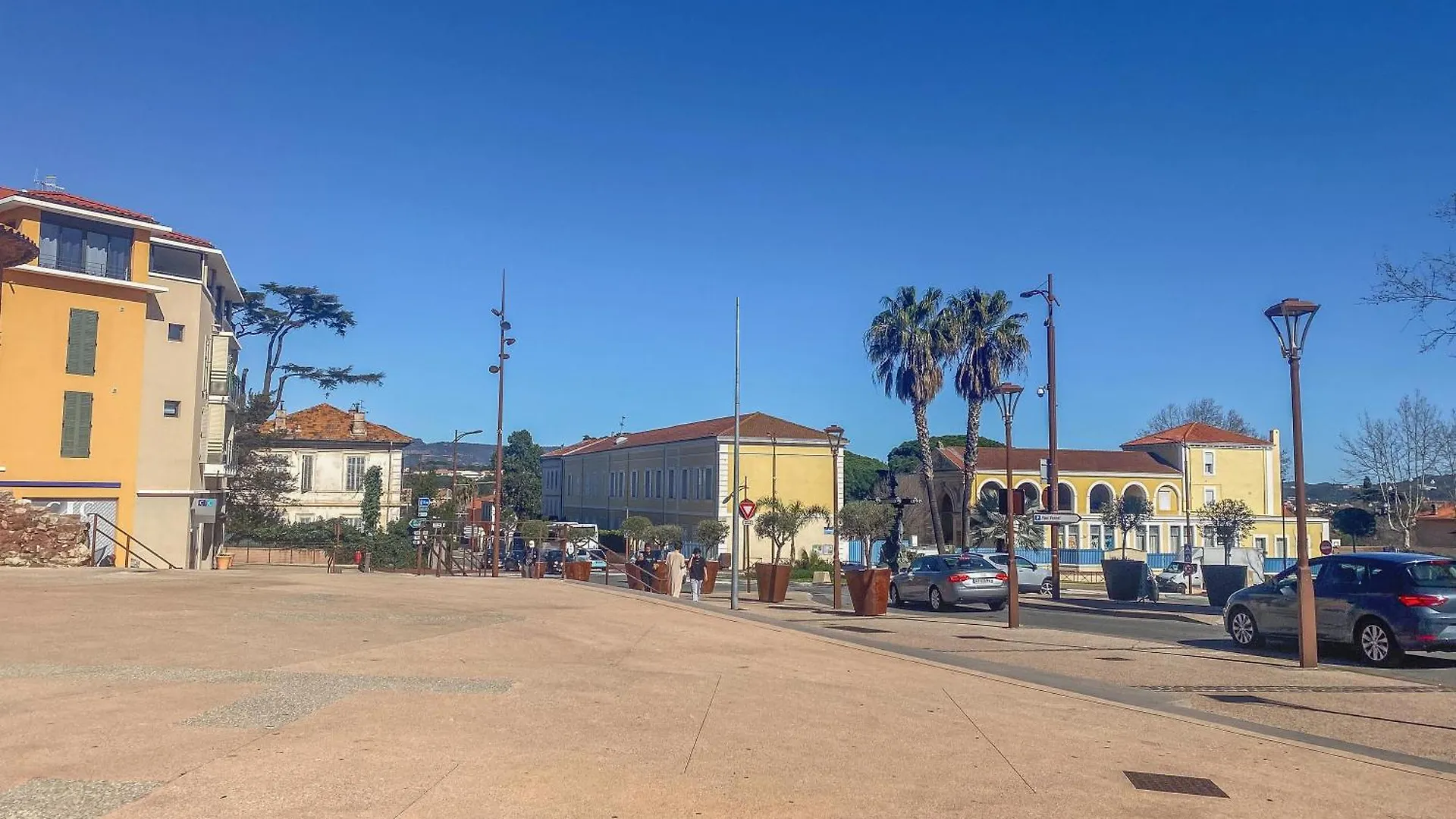 Appart En Plein Centre De Frejus Apartment